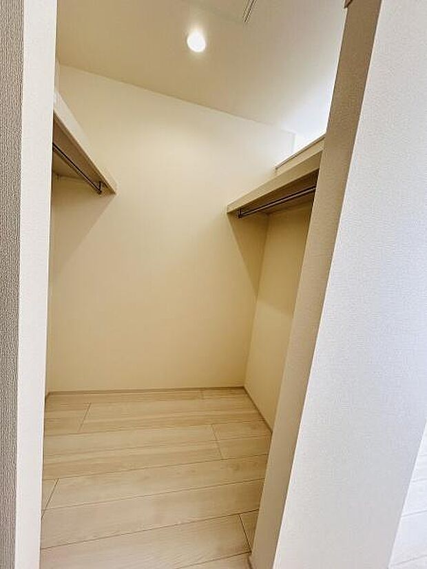 広々としたスペースの収納は衣類や荷物をしっかりと整理できます。明るい照明で見やすさも確保されています。シンプルな設計で使いやすさが魅力です。棚とハンガーパイプが設置されており効率的に収納可能です。