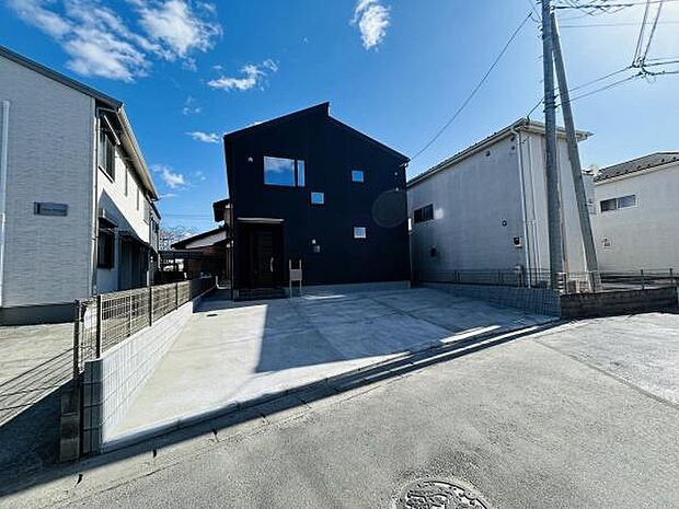 広いスペースの駐車場が備わっています。前面道路からの出入りもスムーズに行えます。周囲との距離も十分に確保されています。使いやすい配置が魅力です。手入れのしやすいコンクリート仕上げとなっています。