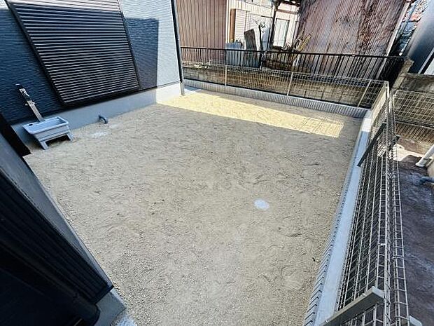 広々としたスペースが確保された庭です。周囲はフェンスで囲まれており安心感があります。日当たりも良くさまざまな用途にご活用いただけます。建物との距離感も程よく開放的な雰囲気が印象的です。