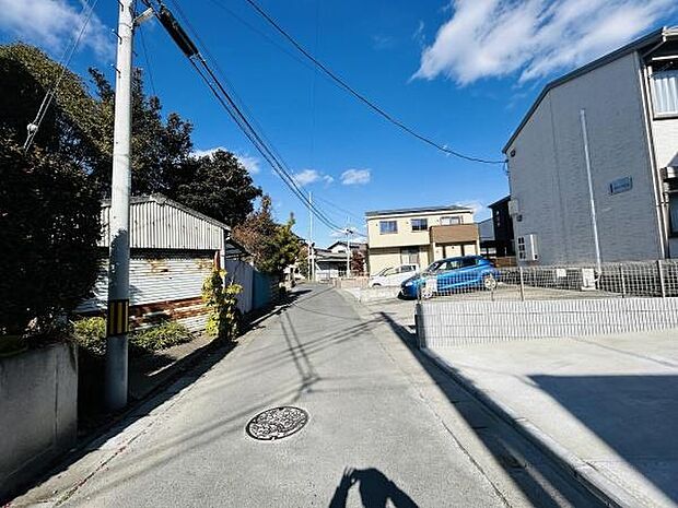 現地周辺は見通しの良い道路が続き車の出し入れもスムーズに行えます。道路幅員もしっかり確保されています。周囲の建物とも適度な距離があり圧迫感が少ない印象です。住宅街の落ち着いた環境が感じられます。