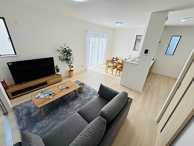 リビングは明るい陽射しが差し込み開放感を感じる空間です。ナチュラルな木目のフローリングが落ち着いた印象を与えます。窓が多く通風にも配慮された設計です。家具の配置がしやすい広さがあります。