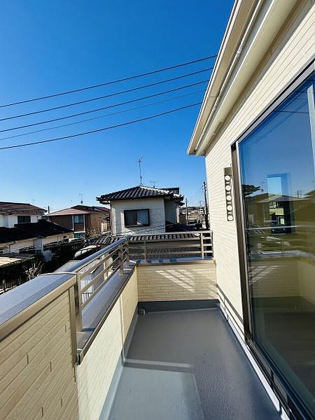 開放感のあるバルコニーが魅力的です。空が広く感じられる見晴らしです。ガラス扉からの採光も十分に確保されています。手すりがしっかりと設置された設計です。バルコニースペースがしっかり確保されています。