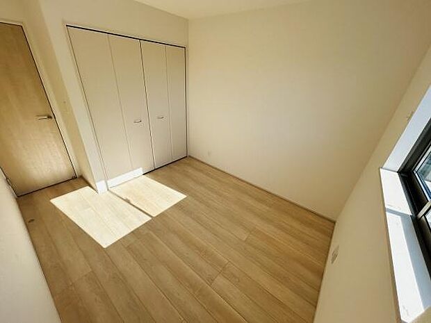 明るい陽射しが入る洋室ですっきりとした印象です。クローゼット付きで収納も便利です。木目調のフローリングが落ち着いた雰囲気を演出しています。シンプルな内装で使い勝手が良さそうです。