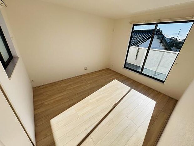 大きな窓から自然光がしっかりと入り明るい印象の寝室です。シンプルな内装で家具の配置もしやすい設計となっています。落ち着いた雰囲気のフローリングも魅力的です。角部屋のため換気もしやすい空間です。