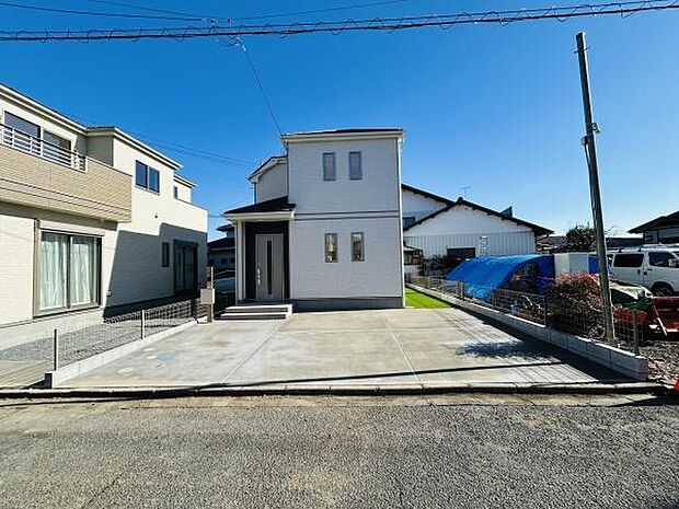 ゆとりあるスペースの駐車場が特徴です。車の出し入れがスムーズに行えます。周囲がすっきりとしていて使いやすさが魅力となっています。舗装された地面でお手入れも簡単です。