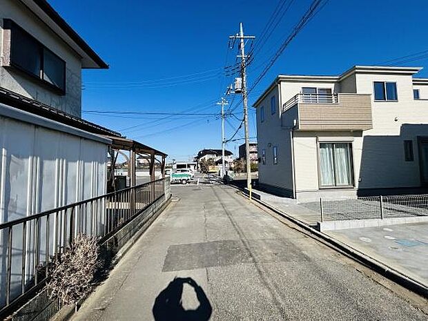 前面道路は車の通行に十分な幅があり安心してご利用いただけます。周辺は整然とした住宅街で落ち着いた雰囲気です。道路は舗装されており歩きやすい環境が整っています。