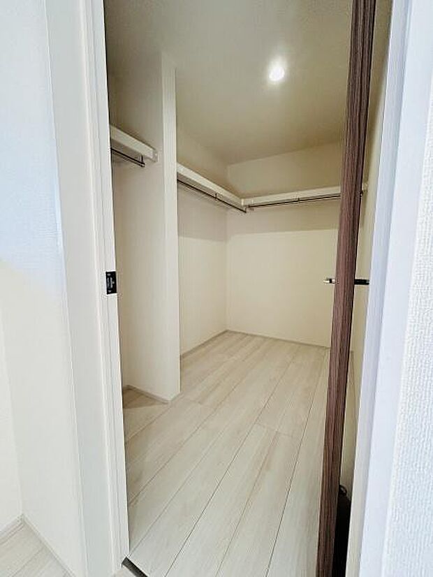 広々とした収納スペースが魅力的です。シンプルなデザインでお手入れも簡単です。複数のハンガーポールが配置されており整理整頓に役立ちます。明るい内装が空間をより広く感じさせます。