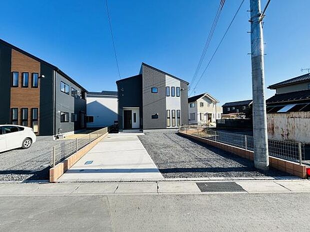 広々とした駐車スペースがあり車の出し入れがしやすい設計です。周辺道路も見通しがよく安心してご利用いただけます。敷地内にしっかりとした区画が設けられています。青空の下で開放感があります。