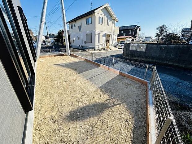 庭が広々と確保されておりさまざまな用途に対応しやすいスペースです。フェンスでしっかり囲まれているので安心感があります。日当たりが良好で敷地がすっきりと整っています。道路からのアクセスも良好です。