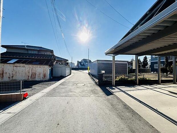 前面道路は舗装されており車の出入りもスムーズに行えます。周囲には住宅が整然と建ち並び明るい雰囲気を感じられます。電線や道路幅も確認しやすく現地の様子がしっかりと伝わる一枚です。周辺の見通しも良好です。