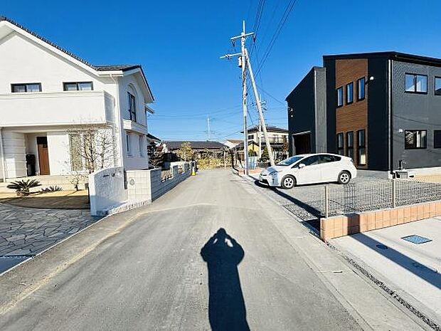 現地の前面道路はゆとりのある幅員で車の出入りがしやすい環境です。周辺には新しい住まいが立ち並び整然とした街並みが広がっています。道路の舗装もしっかりと整備されていますので快適にご利用いただけます。
