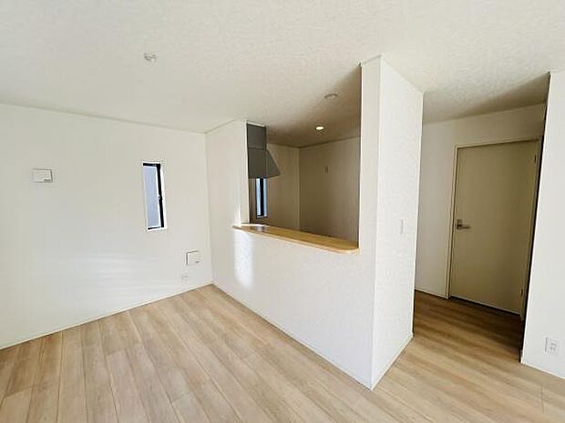 キッチンは開放感のあるカウンター仕様です。リビングとの一体感を感じられる間取りです。明るい床色が空間を広く見せます。無駄のないシンプルなデザインが特徴です。窓からの採光が心地よい印象です。