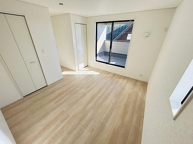 大きな窓からたっぷりと陽光が差し込む寝室です。明るく開放感のある空間が魅力です。収納スペースも備えており整理整頓に便利です。ベランダへのアクセスもスムーズです。シンプルな内装が特徴です。