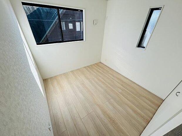 明るい光が差し込むすっきりとした子供部屋です。二面採光で風通しも良好です。ナチュラルなフローリングが落ち着いた印象を与えます。コンパクトな空間でレイアウトしやすいです。