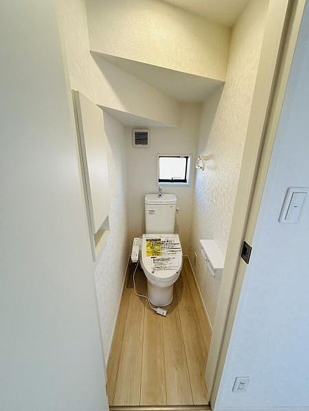 小窓があり採光と換気に配慮されています。ナチュラルな木目調の床が温かみを感じさせます。コンパクトな空間ながらも必要な設備が備わっています。壁紙もシンプルで清潔感があります。