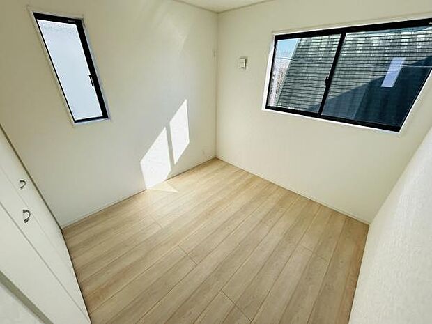 二面採光で室内が明るく感じられます。シンプルな内装が様々なインテリアに合わせやすいです。収納スペースもありお部屋をすっきり保てます。フローリングの質感が清潔感を演出しています。