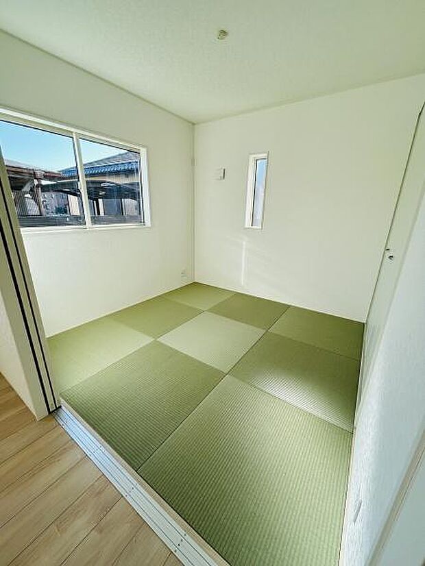 窓からの日差しが心地よく差し込む明るい空間です。シンプルな内装で色々な使い方が可能です。新しい畳が清潔感を演出しています。建具とフローリングの組み合わせが魅力です。