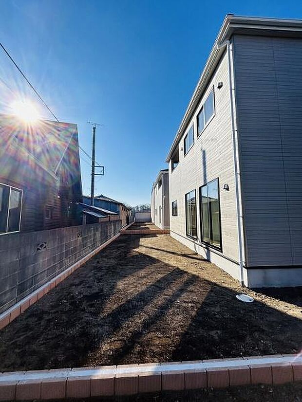 建物横に広がる庭スペースは日当たりの良さが印象的です。シンプルなデザインでお手入れもしやすい造りとなっています。外壁とフェンスに囲われているのでプライベート感も感じられます。