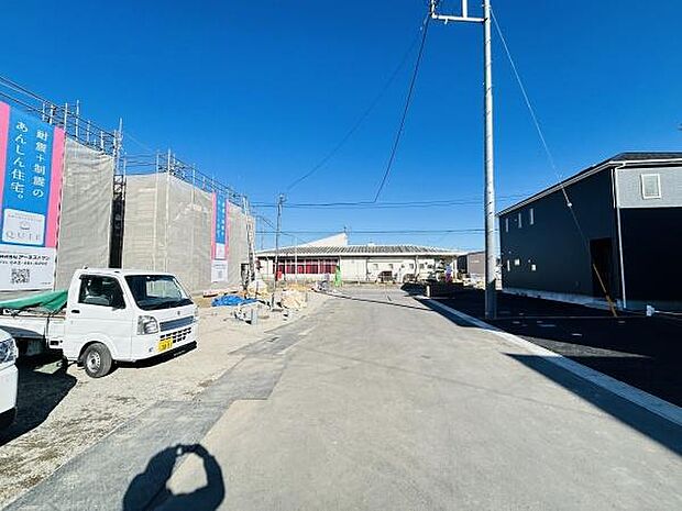 前面道路は広々とした印象で車の出入りもスムーズに行えます。周囲には新築物件が並びこれからのエリアの発展が期待できます。電柱や配線も整然としており快適な住環境を感じられます。