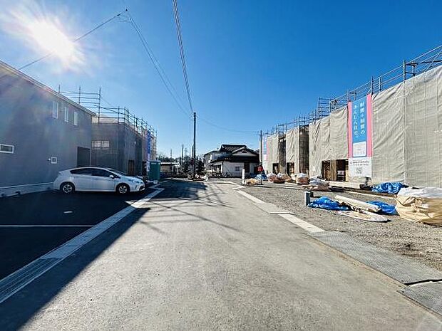 前面道路が広く車の出入りがしやすい環境です。現地の様子は日当たりも良好で開放感があります。新しい住宅街として期待が高まるエリアです。建物も工事が進み完成が待ち遠しい現地写真です。