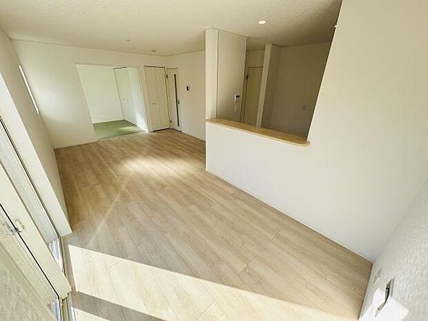 広々としたリビングがゆとりある空間を演出しています。大きな窓から明るい日差しが差し込み室内が開放的な雰囲気になります。木目調のフローリングが温かみを感じさせます。