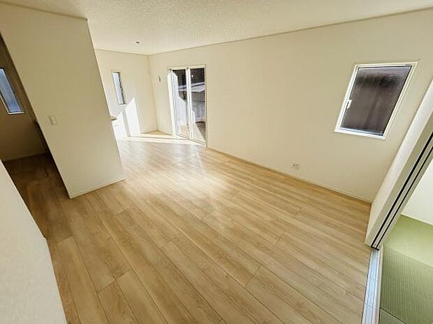 明るい光が広がるリビングです。ナチュラルなフローリングが印象的な空間です。ゆとりを感じさせる開放感があります。窓付きで通風も期待できます。隣接和室とのつながりも魅力です。