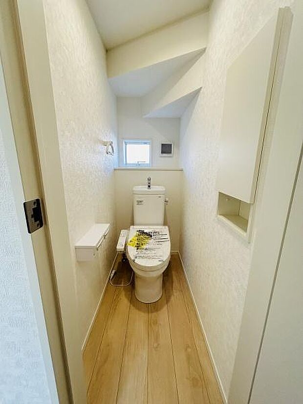 ナチュラルな木目調の床と白を基調とした内装が清潔感を演出しています。小窓が設けられており通風や採光を確保できます。空間を有効に活用した設計でシンプルな印象です。