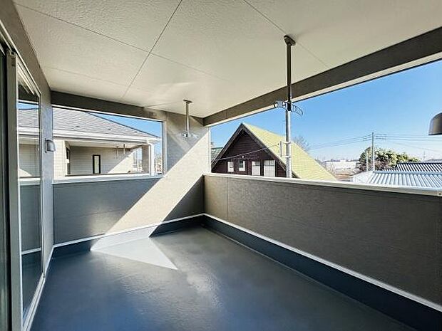 奥行きのあるバルコニーがあり日当たりも確保されています。屋根付きなので天候に左右されにくい空間です。周囲との視線も気になりにくい設計です。便利な物干し金具も設置されています。