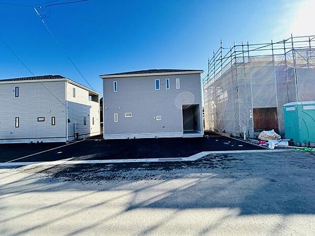 広々とした駐車スペースが確保されています。アスファルト舗装で車の出入りもスムーズです。建物との距離もありゆったりと利用できます。複数台の駐車にも対応した設計です。