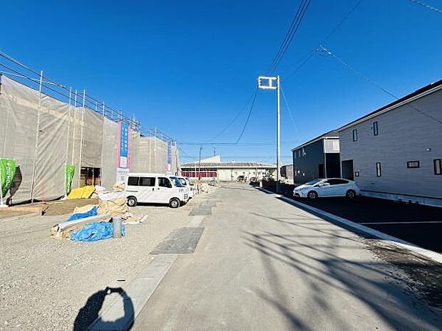 前面道路が広々としているので車の出し入れもスムーズに行えます。周辺は新築住宅が立ち並び開放感のある雰囲気です。日当たりも良く明るい印象の現地となっています。現地の様子がしっかり確認できます。