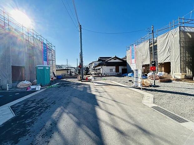 前面道路が広く車の出入りもスムーズにできる環境です。現地周辺は開放感があり陽当たりも感じられます。建築中のため新しい暮らしがはじまる雰囲気が伝わる場所です。道幅にゆとりのあるエリアです。