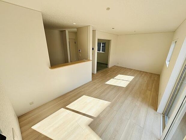 窓から明るい日差しが差し込むリビングです。開放感あふれる広々とした空間が魅力です。ナチュラルなフローリングが落ち着いた雰囲気を演出します。使いやすいカウンター付きのデザインで日常がより快適になります。