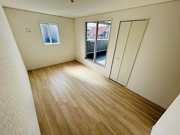 二面採光で明るさを感じられる寝室です。バルコニーに面した窓があり換気もしやすい空間です。収納スペースも備わっており整った印象の室内です。シンプルな内装で使い勝手が良いです。