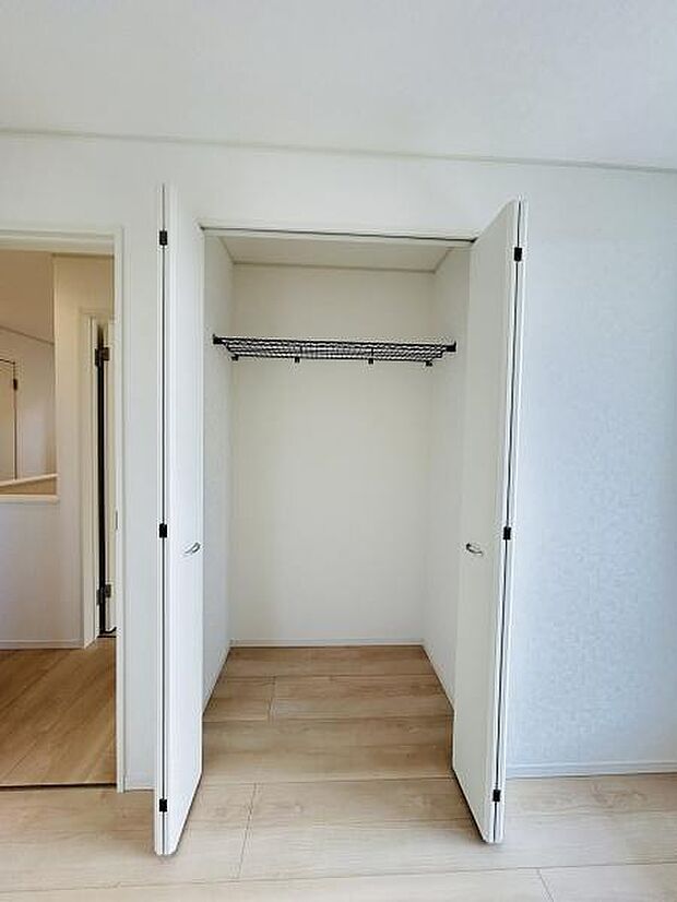 シンプルなデザインの収納スペースが印象的です。扉の開閉もスムーズで日々の使い勝手にも配慮されています。室内全体と調和するカラーリングが嬉しいポイントです。