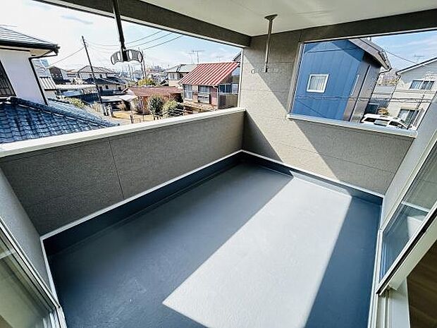 広々としたバルコニーは開放感を感じられる空間です。外からの視線が気になりにくい設計になっています。屋根付きで天候の影響も受けにくく使い勝手が良好です。物干し金具も設置されており日々の生活に便利です。