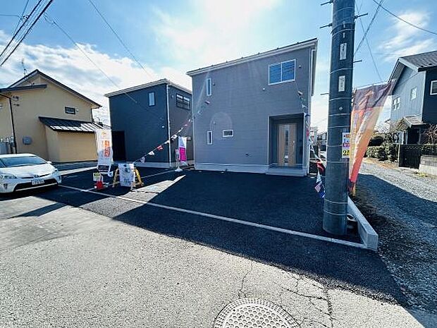 広々としたスペースが確保された駐車場です。車の出し入れがスムーズに行えます。前面道路も幅があり安心してご利用いただけます。舗装されているため雨の日も足元が気になりません。