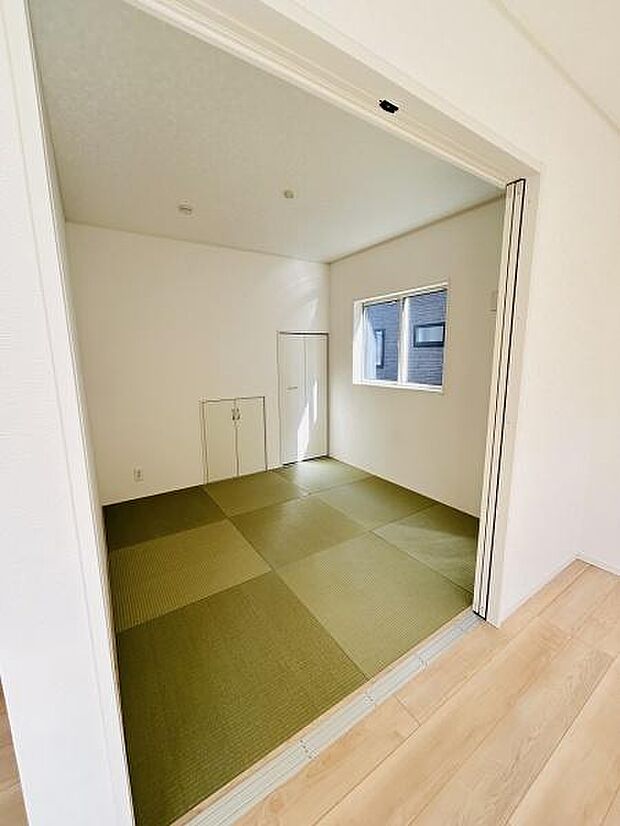 畳が敷かれたシンプルな和室です。引き戸で仕切ることができるので多用途に活用できます。窓からの光が差し込み明るい印象の空間です。収納スペースも備えています。