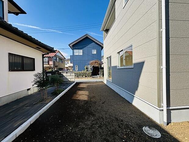 陽当たりの良い庭スペースが広がっています。隣家との間にもゆとりがありプライベート感があります。シンプルなレイアウトで手入れもしやすい環境です。用途に合わせて活用できる伸びやかな空間となっています。