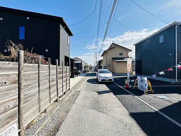 前面道路はゆったりとした幅員が確保されており車の通行もスムーズに行えます。周囲に住宅が整然と建ち並び落ち着いた街並みが広がっています。現地は日当たりも良好で明るい雰囲気が感じられます。