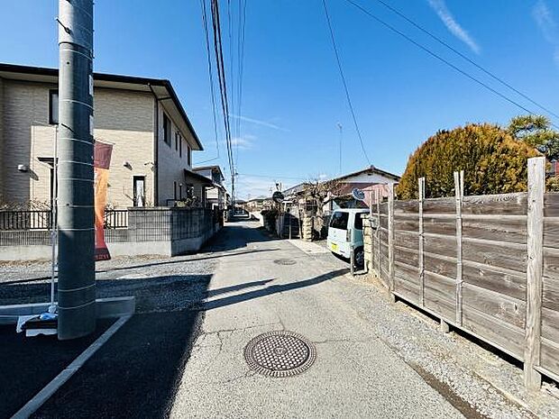 前面道路は見通しが良く車通りも少なめな印象です。住宅街の落ち着いた雰囲気が感じられます。敷地の周囲には塀やフェンスが設置されています。道路幅も十分に確保されていますので車の出入りもスムーズです。