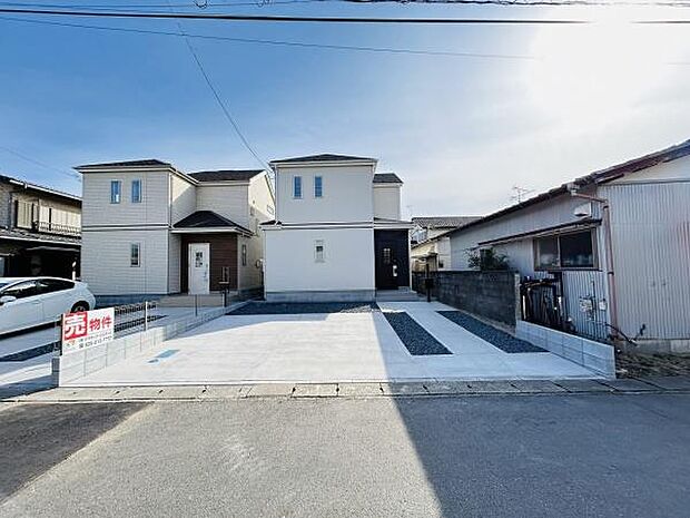 広々とした駐車スペースがあり車の出し入れもスムーズに行えます。コンクリート舗装で清潔感のある雰囲気です。道路からのアクセスも良好で使い勝手の良い駐車場です。複数台の駐車にも対応しています。