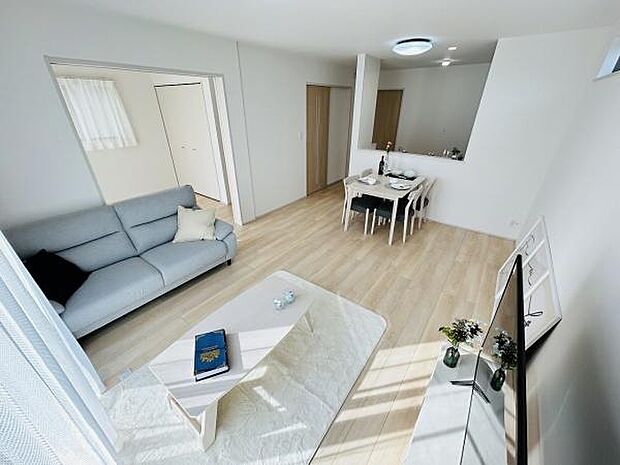 リビングはナチュラルなフローリングが空間を明るく演出しています。シンプルなインテリアが特徴ですっきりとした印象です。ダイニングとリビングが一体となったレイアウトで開放感があります。