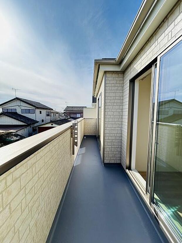 広々としたスペースが特徴のバルコニーです。採光も良く外の景色を楽しめます。引き戸タイプのドアで出入りもスムーズです。シンプルなデザインが魅力を引き立てます。