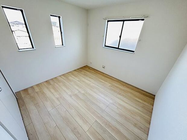 明るい光が差し込む洋室は清潔感のある床材が特徴です。窓が多く空間全体が開放的な印象です。シンプルな内装でアレンジしやすい点もポイントです。しっかりとした採光で過ごしやすいお部屋です。