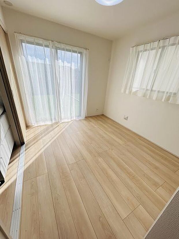 南向きの大きな窓から光が差し込む洋室です。淡い色合いのフローリングが室内を明るく演出しています。ナチュラルな雰囲気で幅広いインテリアに合わせやすい空間です。快適に過ごせる洋室です。