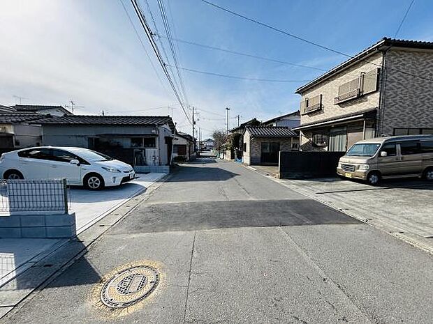 前面道路は見通しが良く車の出入りもしやすい環境です。幅のある道路で周辺とのアクセスもスムーズに行えます。近隣には住宅が建ち並び落ち着いた雰囲気が感じられます。道路の舗装もきれいに整備されています。