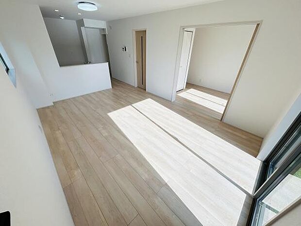 リビングには大きな窓がありたっぷりと自然光が差し込みます。明るい床材が開放感を演出しています。隣接するお部屋との一体感も魅力的です。シンプルな内装でアレンジがしやすい空間です。