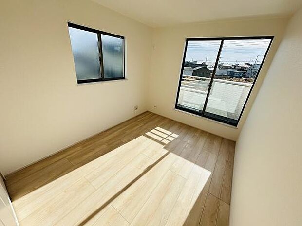 二面採光で明るい雰囲気の子供部屋です。ナチュラルなフローリングが印象的なお部屋です。すっきりとした内装でお好みに合わせてアレンジしやすい空間です。開放感を感じられる窓の配置です。