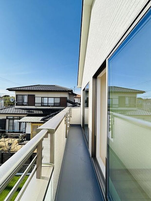 爽やかな青空に面したバルコニーは開放感があります。隣家との適度な距離感でプライバシーにも配慮されています。手すりや床面も清潔感が感じられメンテナンスしやすい仕様です。