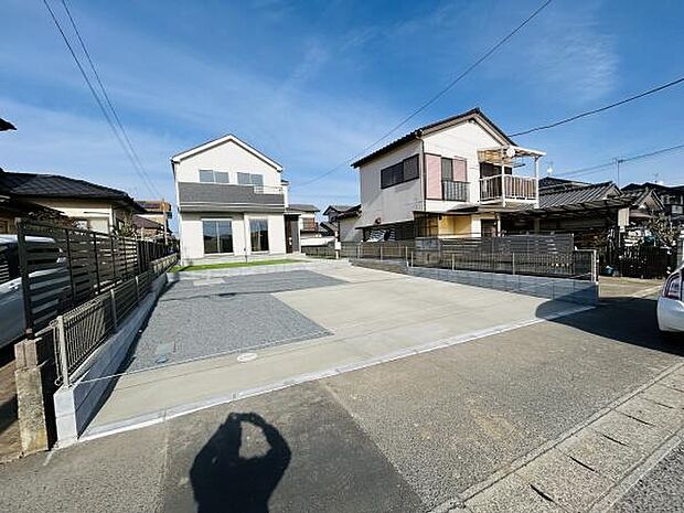 広々とした駐車スペースが確保されており車の出し入れもスムーズに行えます。コンクリート仕上げでお手入れもしやすい設計です。周囲もフェンスで囲まれていて安心感があります。道路からのアクセスも良好です。